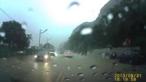 Violente avalanche de pierres à Taiwan sur une route de montagne!!
