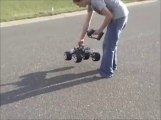 Accident de RC car. La voiture explose le pied du gars!