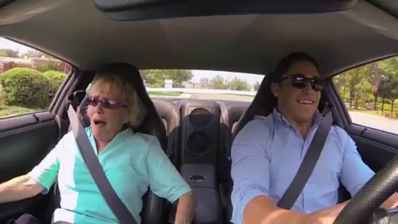 Mamie va faire un tour de Nissan GT-R... HILARANT!!