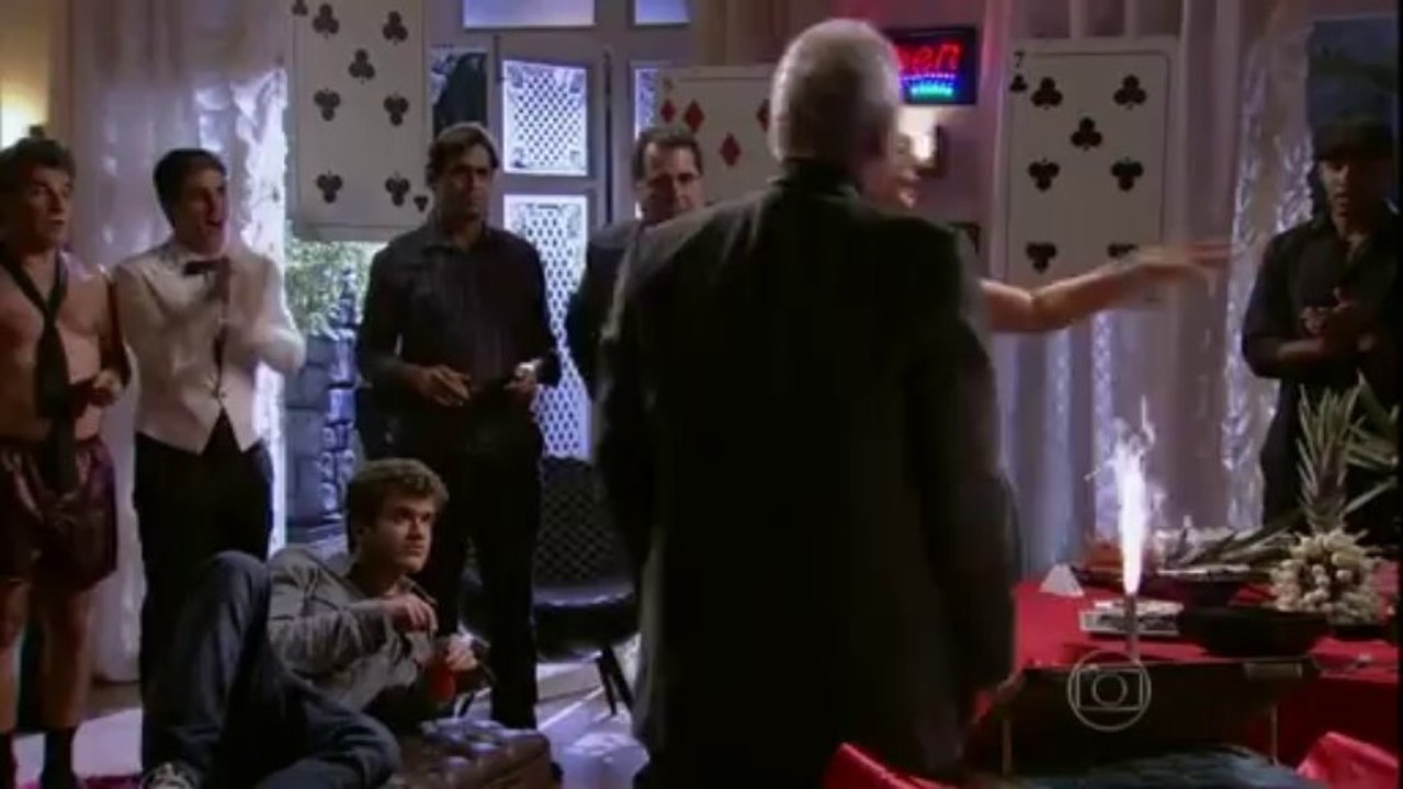 Maura faz dança sensual para entregar o bolo de Dino