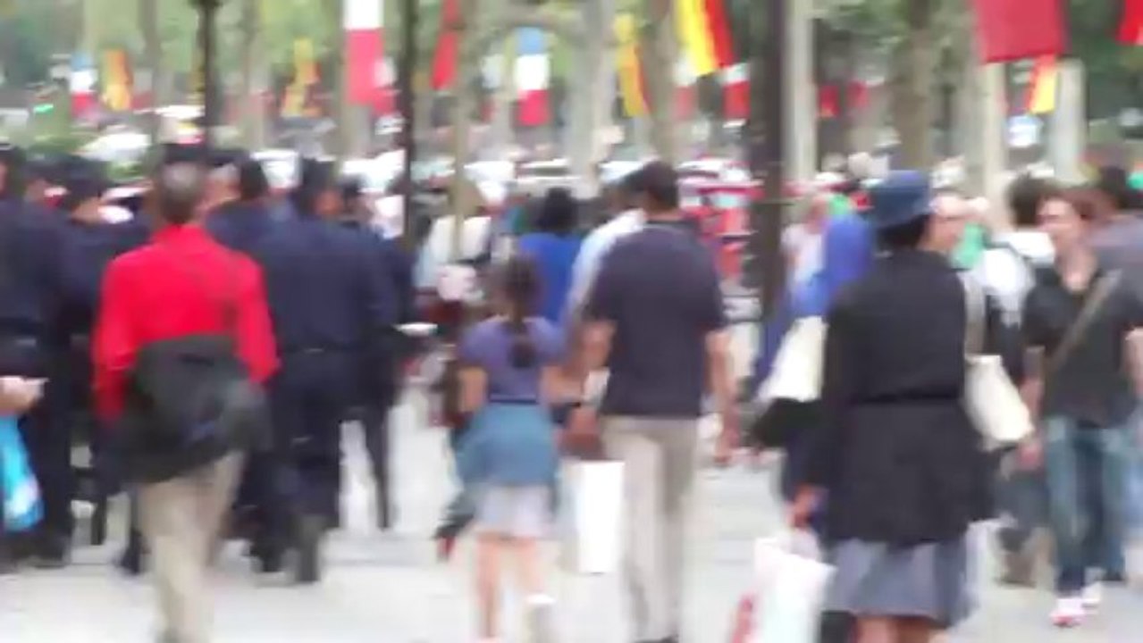 31 août 2013 - ouverture de la chasse aux veilleurs sur les Champs Élysées