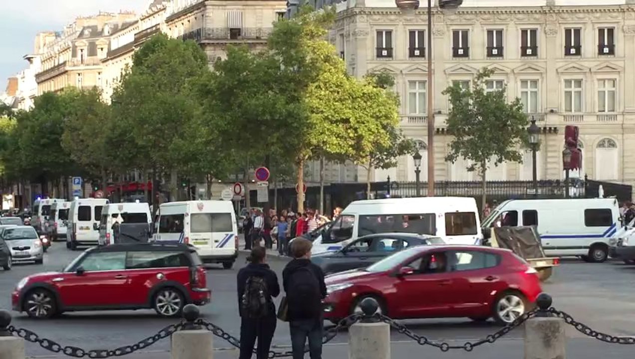 Marche des veilleurs - attraction touristique place de l'étoile