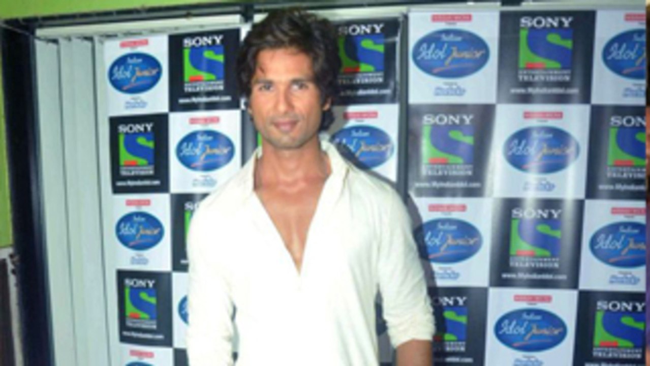Shahid Kapoor Promotes Phata Poster Nikla Hero at Junior Indian Idol sets!
