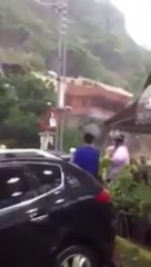 Chute d'un rocher sur la route détruit une maison.