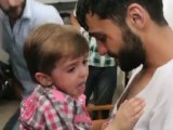 Syrie : Un père et son fils réunit alors qu'il le pensait mort suite aux attaques chimiques.