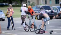 Du foot US sur des monocycles!!! Le sport WTF de l'année aux USA...