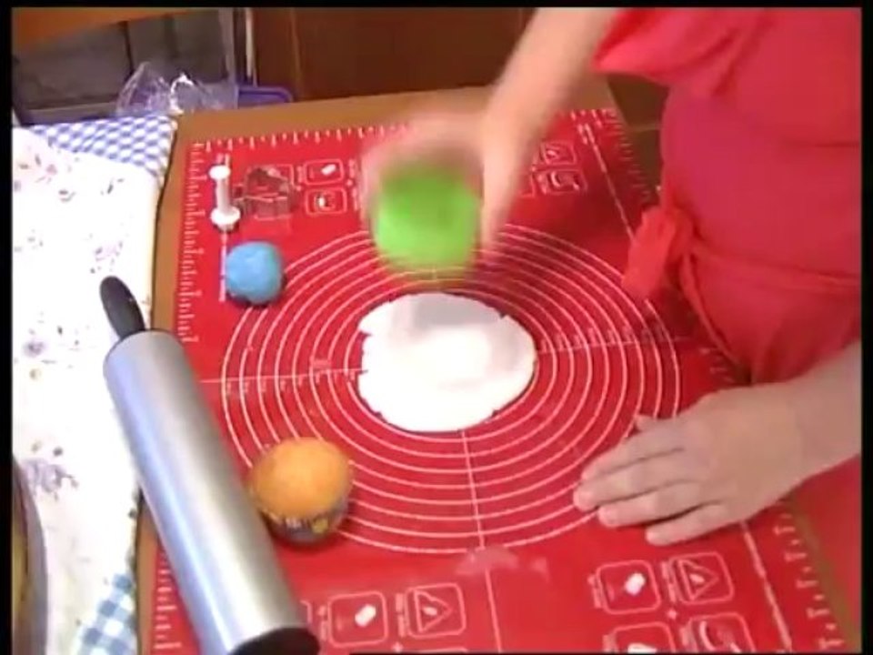 Αντιμετωπίζει την ανεργία με κέικ...