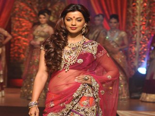 Mugdha Godse Show Stopper In Vikram Phadniss Fashion Show