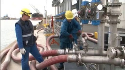 Léger recul des cours du pétrole lundi