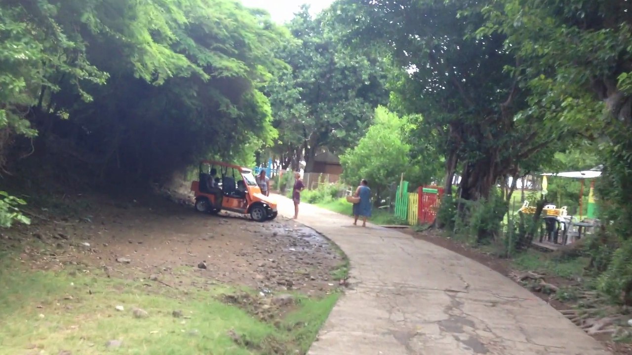 Les Saintes : scooter 2/2