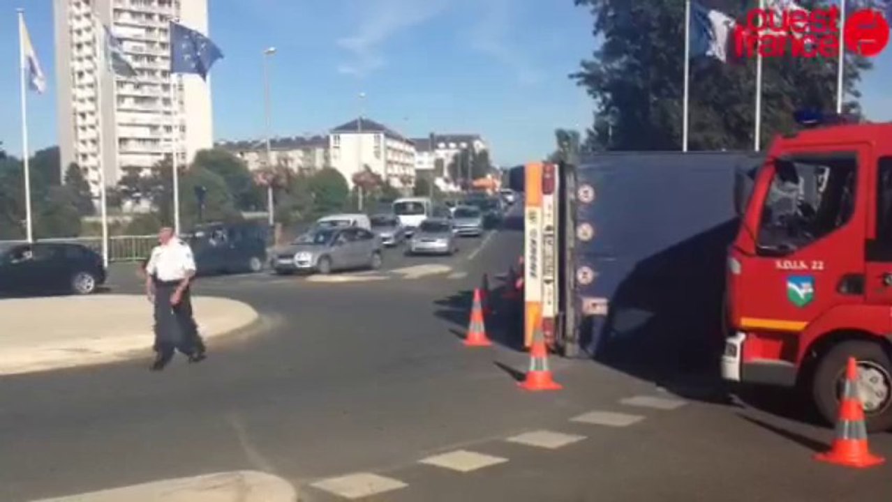 Un camion se renverse au pont d'Armor - Le camion se couche dans le rond-point