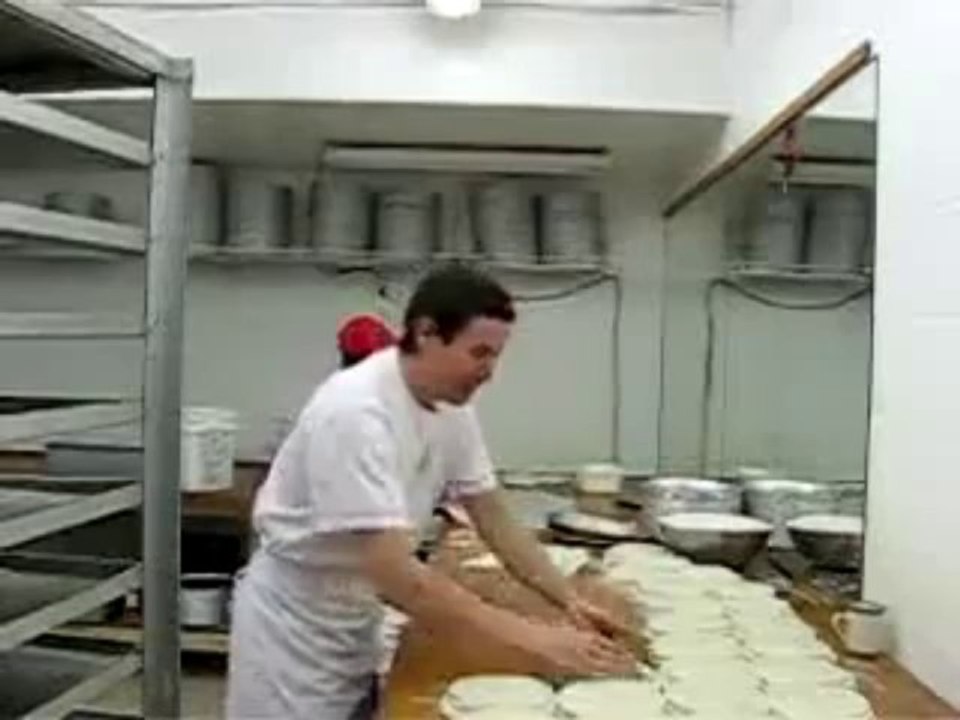 Börek Ustası İlginç Şekilde Hamur Açıyor   Nefis Yemek Tarifi