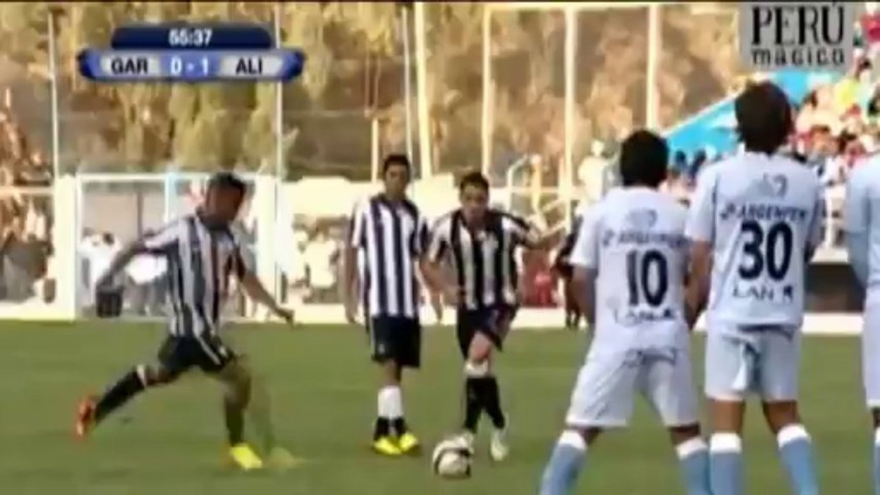 Peru: Starker Freistoß - Wahnsinniger Kommentar