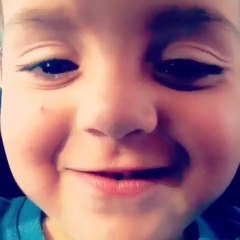 Coisa linda.. ta cantando "o delicia ".