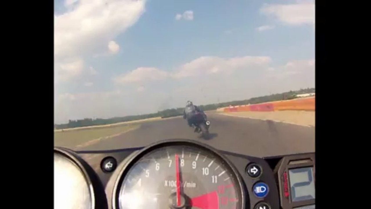 Nogaro 31/08/2013 - Groupe 3 - 4ème session - ZX9R derrière Seb