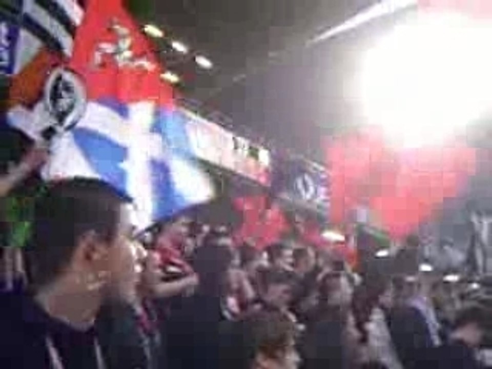 Agitez les drapeau dans l'arène