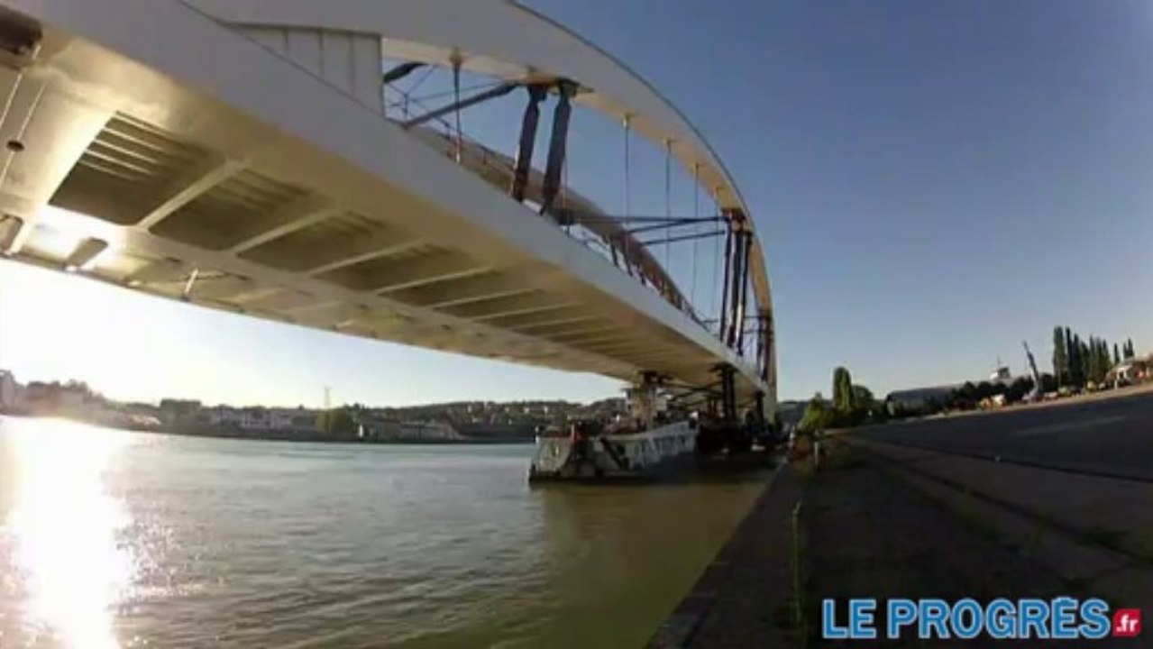 Lyon : le pont Raymond-Barre est arrivé à bon port