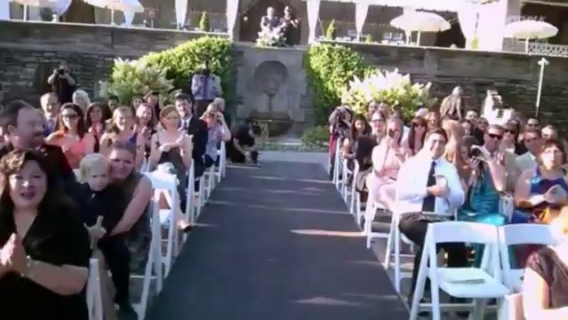 МОТИКА: Младоженецот си ја снима свадбата со скриена камера на очилата