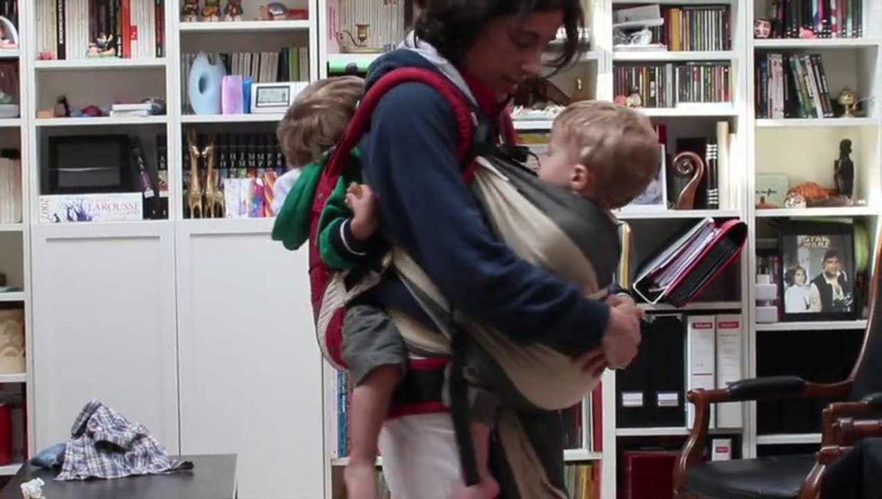 Jumeaux portés ensemble à 2 ans.