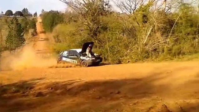 Un copilote de rallye accélère sur le moteur (Argentine)