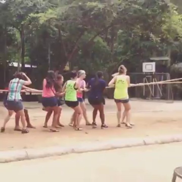 NBA  Amir Johnson fait du tir à la corde contre un éléphant !