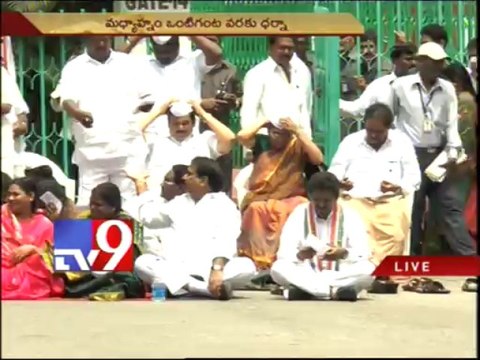 Seemandhra Ministers, MLAs and MLCs protest for Samaikyandhra at Assembly
