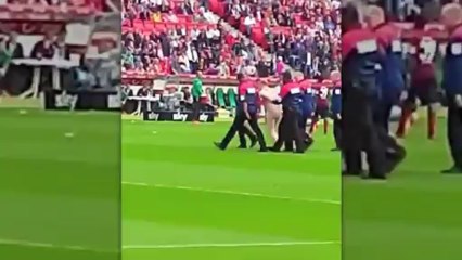 Ivre, il court nu sur le terrain pour récupérer sa femme