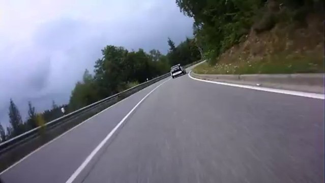 Une BMW i3 fait la course avec un deux roues