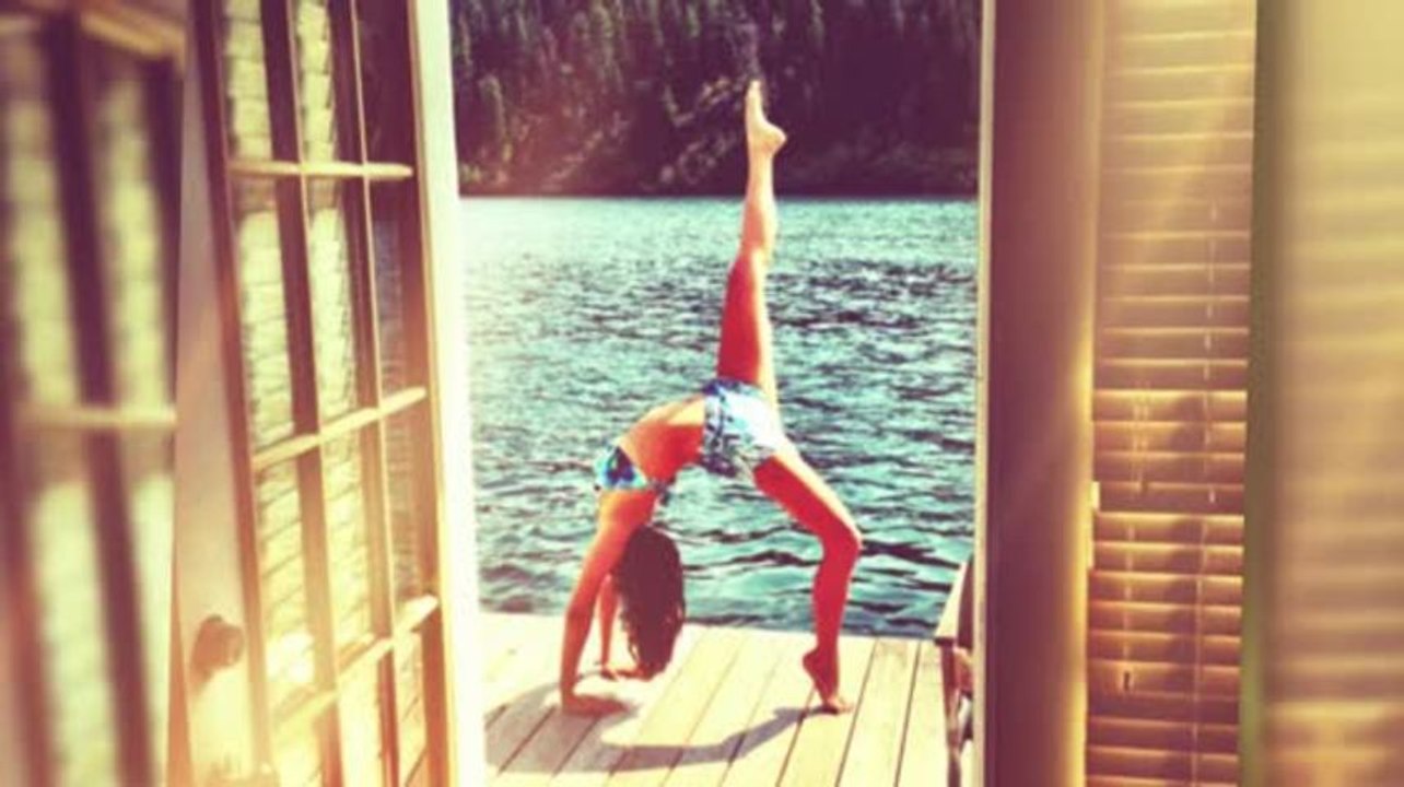 Nina Dobrev heiße Bikini Yoga Bilder auf Twitter