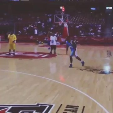 Guy Dupuy remporte le And1 Remix Dunk Contest et 10 000$ grâce à un énorme dunk 2