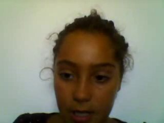 Salak Kız Daha Bilmeden Selena Şarkısı Söylüyor