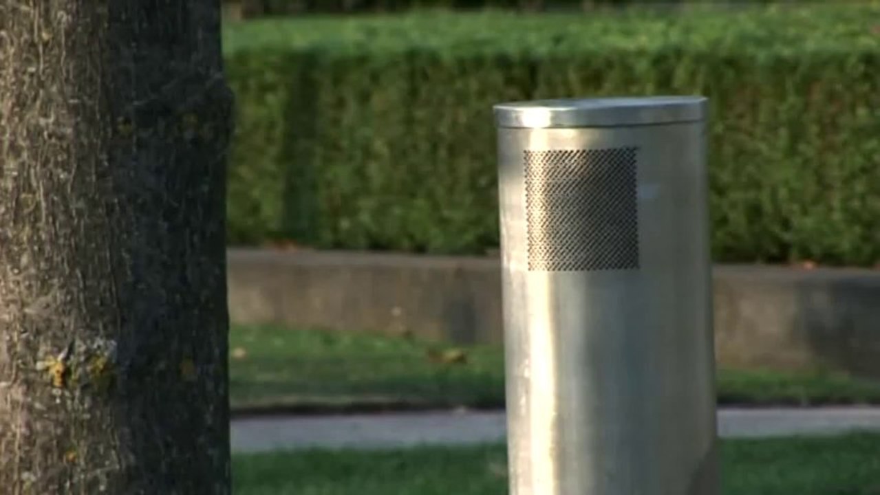 Des hauts-parleurs piratés diffusent un film dans un jardin public