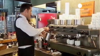 El paro baja en España en agosto por primera vez en...