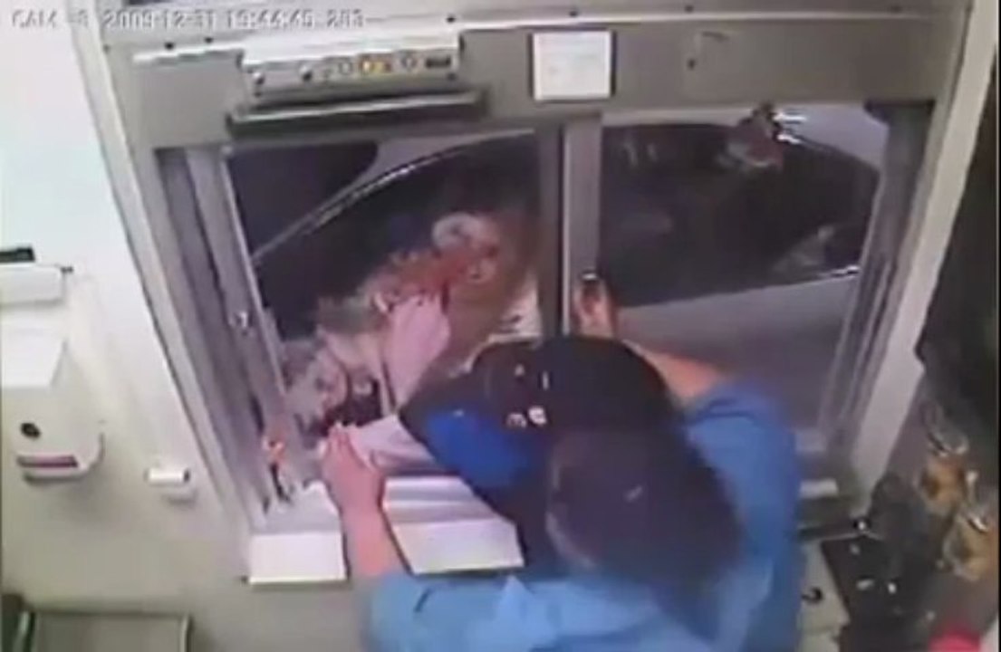Rakaman CCTV Keselamatan - Wanita Mengamuk Kerana McNugget