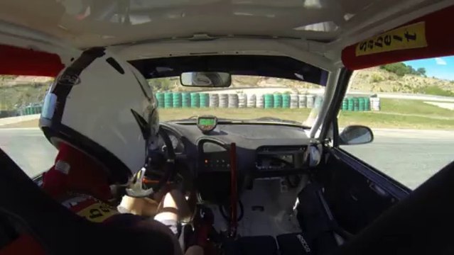 juliensaxo1600 en caméra embarquée à bord de son saxo 16V F2000 blanc et rouge, le 1er Septembre 2013 sur le circuit vitesse du Pole Mécanique d'Alès, lors des journée portes ouvertes à la session de 14h.