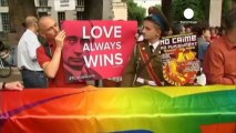 Gli attivisti dei diritti omosessuali si molitano contro...