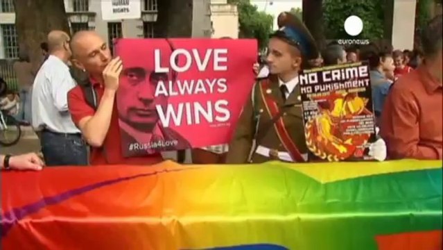 Gli attivisti dei diritti omosessuali si molitano contro...