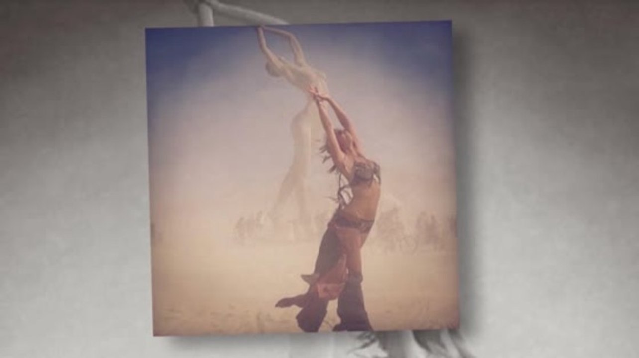 Stacy Keibler disfruta tiempo en biquini en festival Burning Man