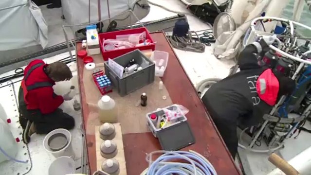 Les scientifiques effectuent la dernière station longue de prélèvements du leg Doudinka - Pevek © A.Deniaud/francetv nouvelles écritures/Thalassa/Tara Expéditions