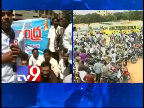 Seemandhra activists block roads in Vijayawada - Part 1