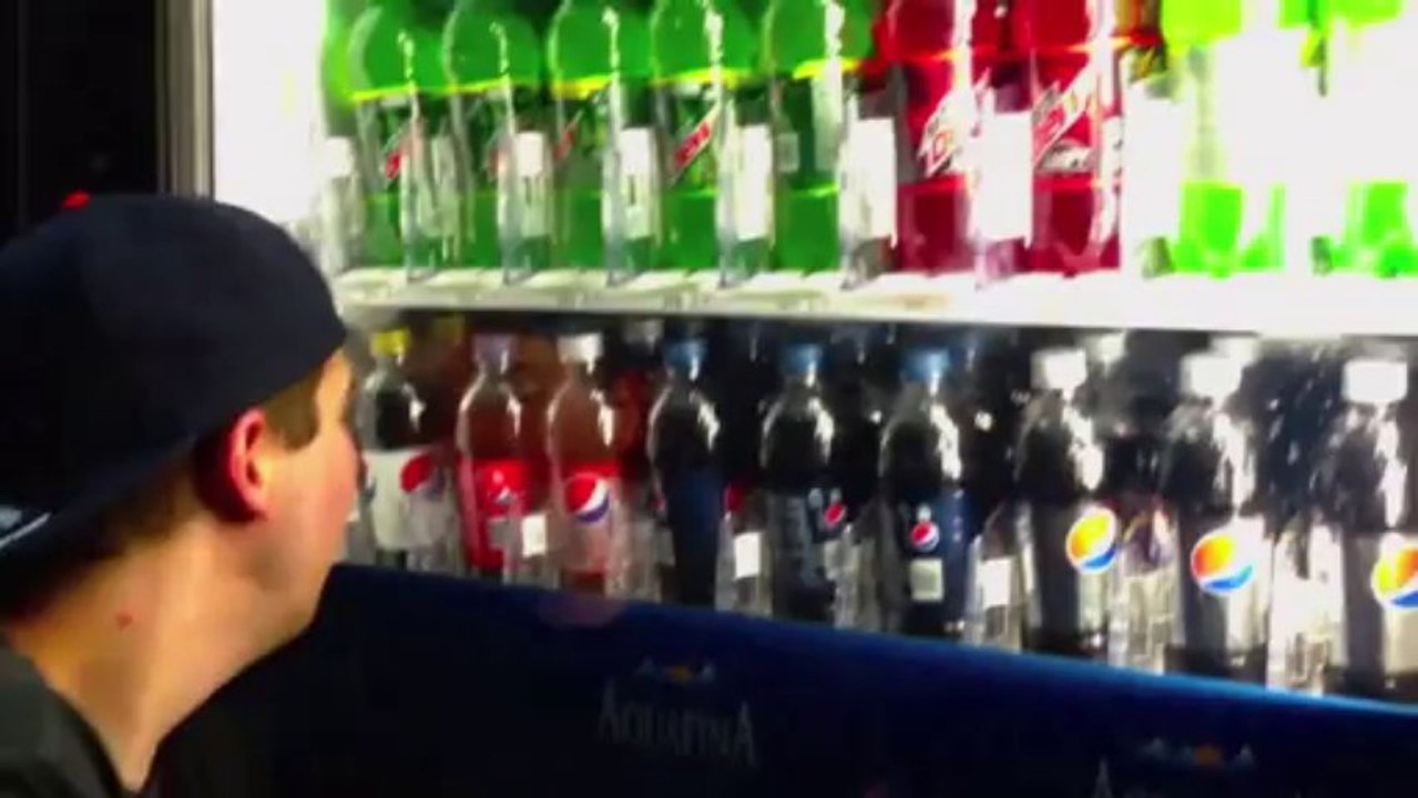 Hacking de Distributeur pour avoir des canettes gratuites