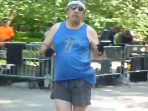 Un vieux se la pète sur ses patins à roulettes