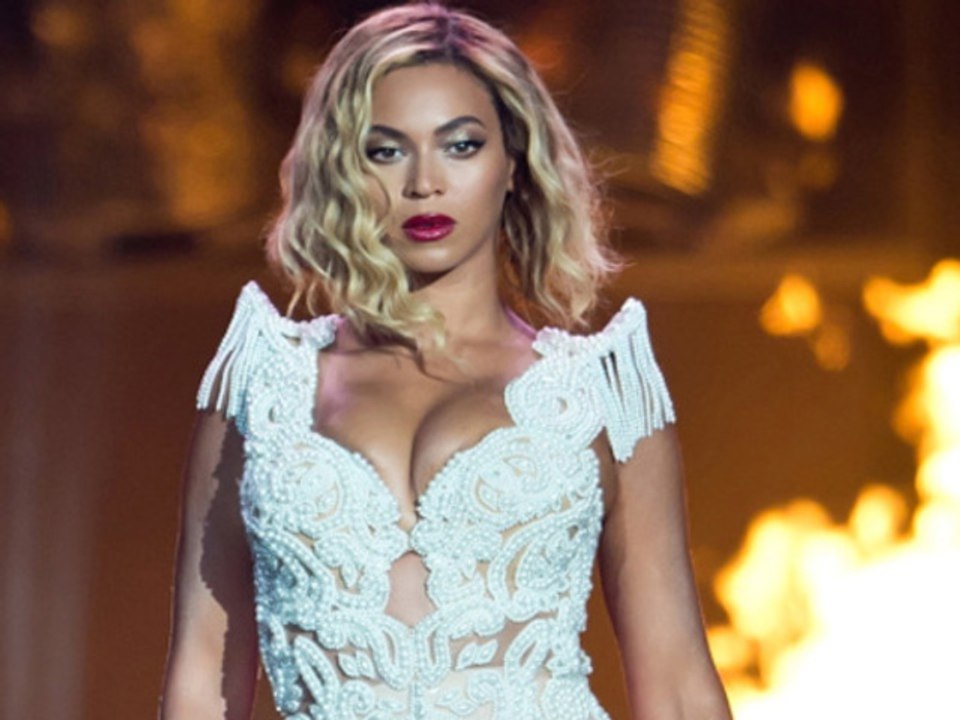 Beyonces Deep Cleavage At Festival