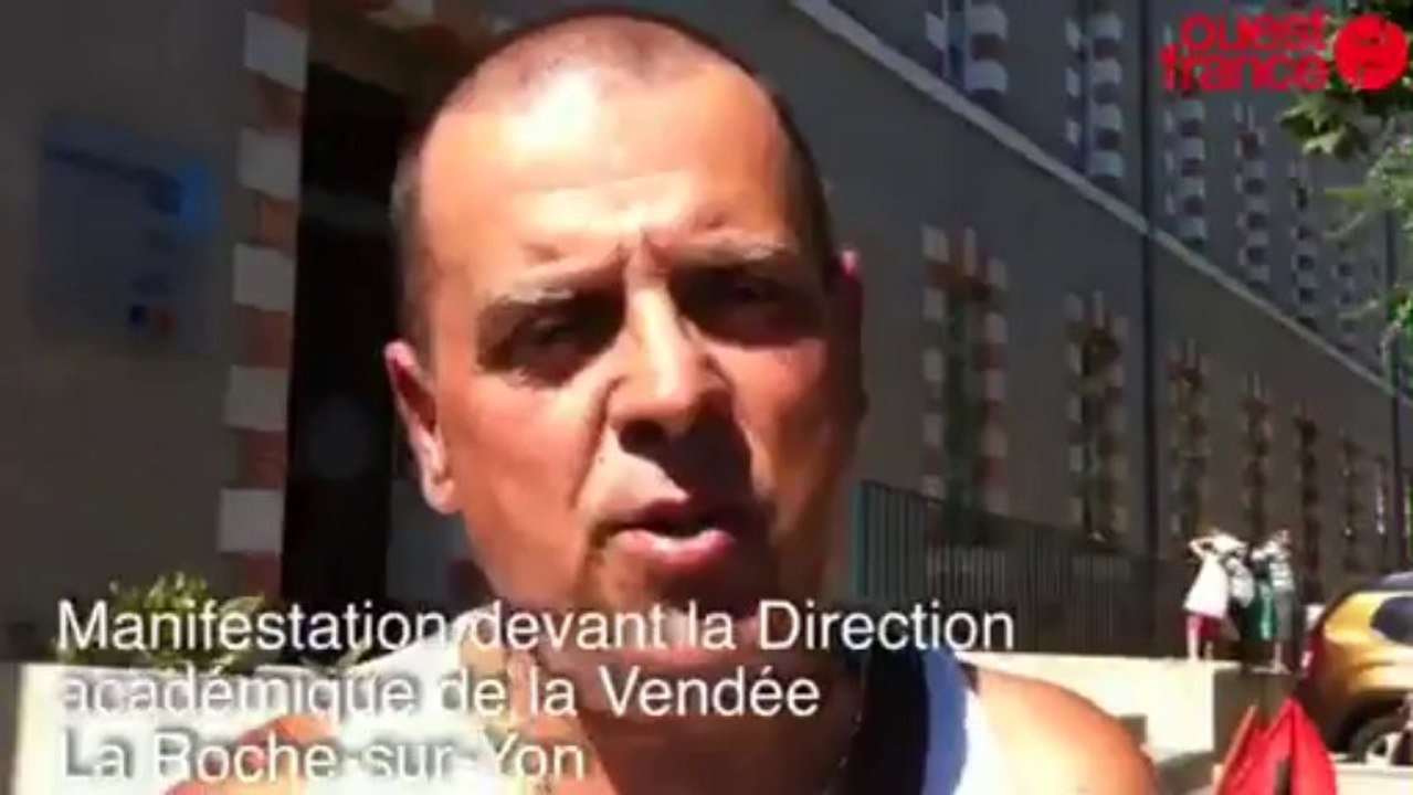 Manifestation devant la Direction académique de la Vendée - Demandes d'ouverture de classe