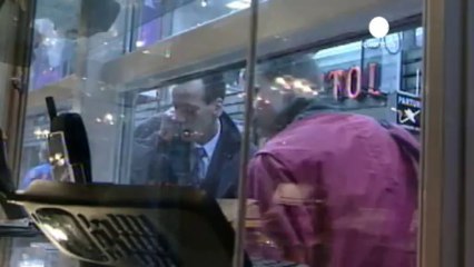 Finlandia llora la venta de los móviles de Nokia a...