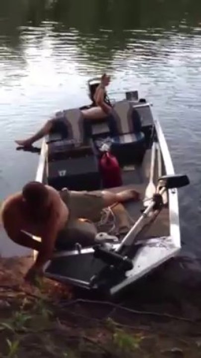 Un mec bourré essaie de sortir d'un bateau