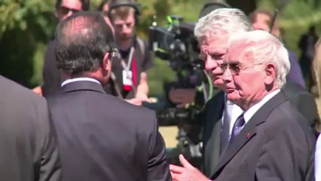 Gauck und Hollande gedenken Hand in Hand der Opfer von Oradour