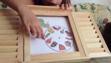 La chenille qui fait des trous au kamishibaï