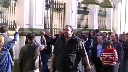 Ministro Carlos Tomada Camino a la Palacio Municipal acompañado de los descamisados