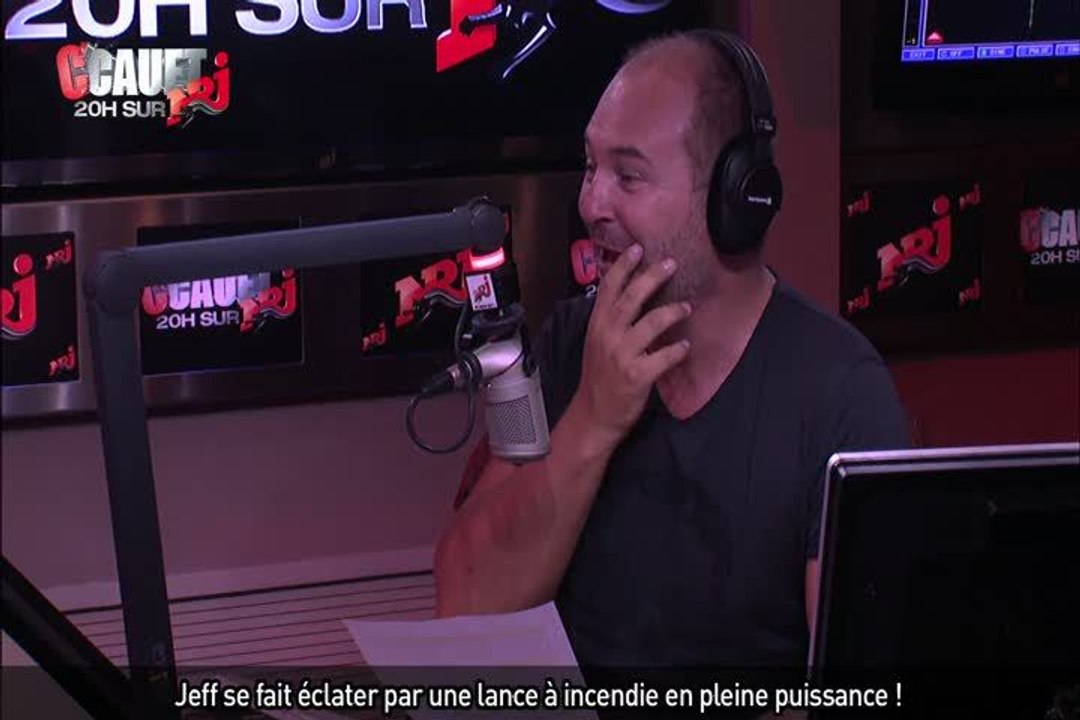 Jeff se fait éclater par une lance à incendie en pleine puissance !